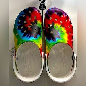 Hello!! I’m selling my brand new CROCS. Never worn them. Dm me if interested :)